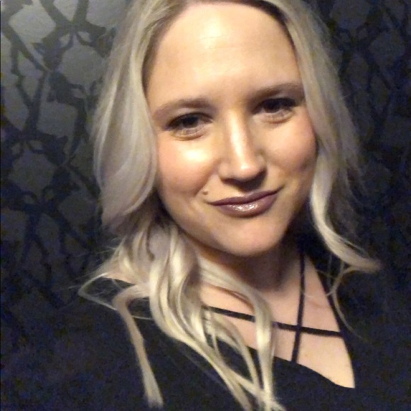 Meet your Posher, Nicole - Picture 2 of 2